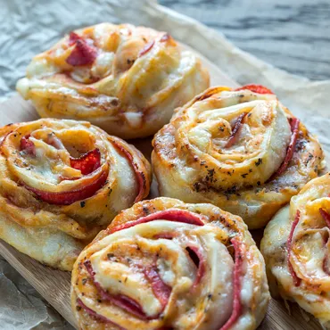 Cheddar Pizza Knot